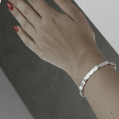 Alaya Small Wave Cuff bracelet. Silver plating. Dansk Copenhagen