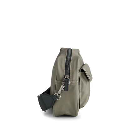 DarlaMBG crossbody water-repellent bag. Medium. Unisex. Olive green. 100% recycled polyester. Markberg