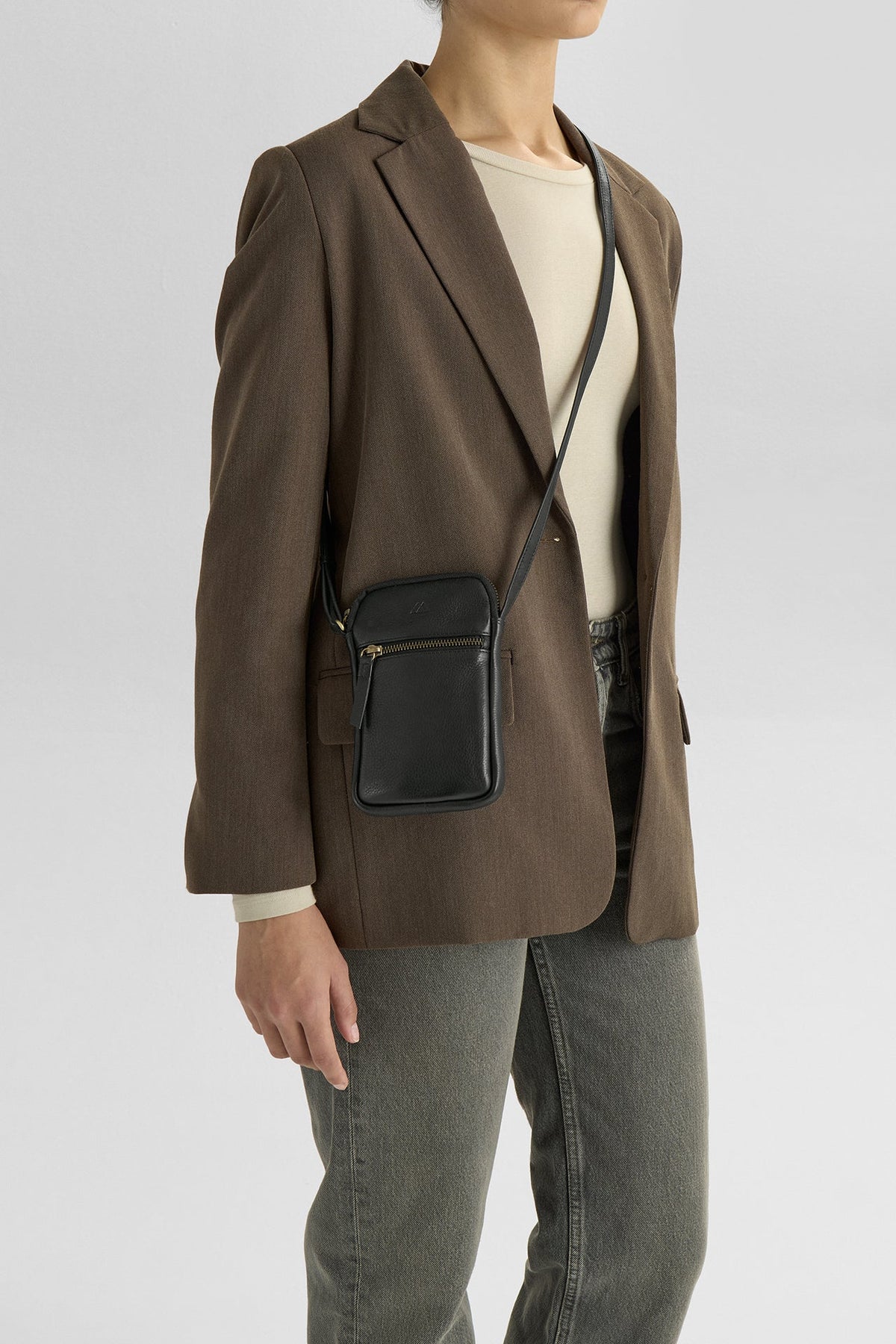 RiverMBG Mini crossbody. Unisex.Vintage. Sort og guld. Læder. Markberg
