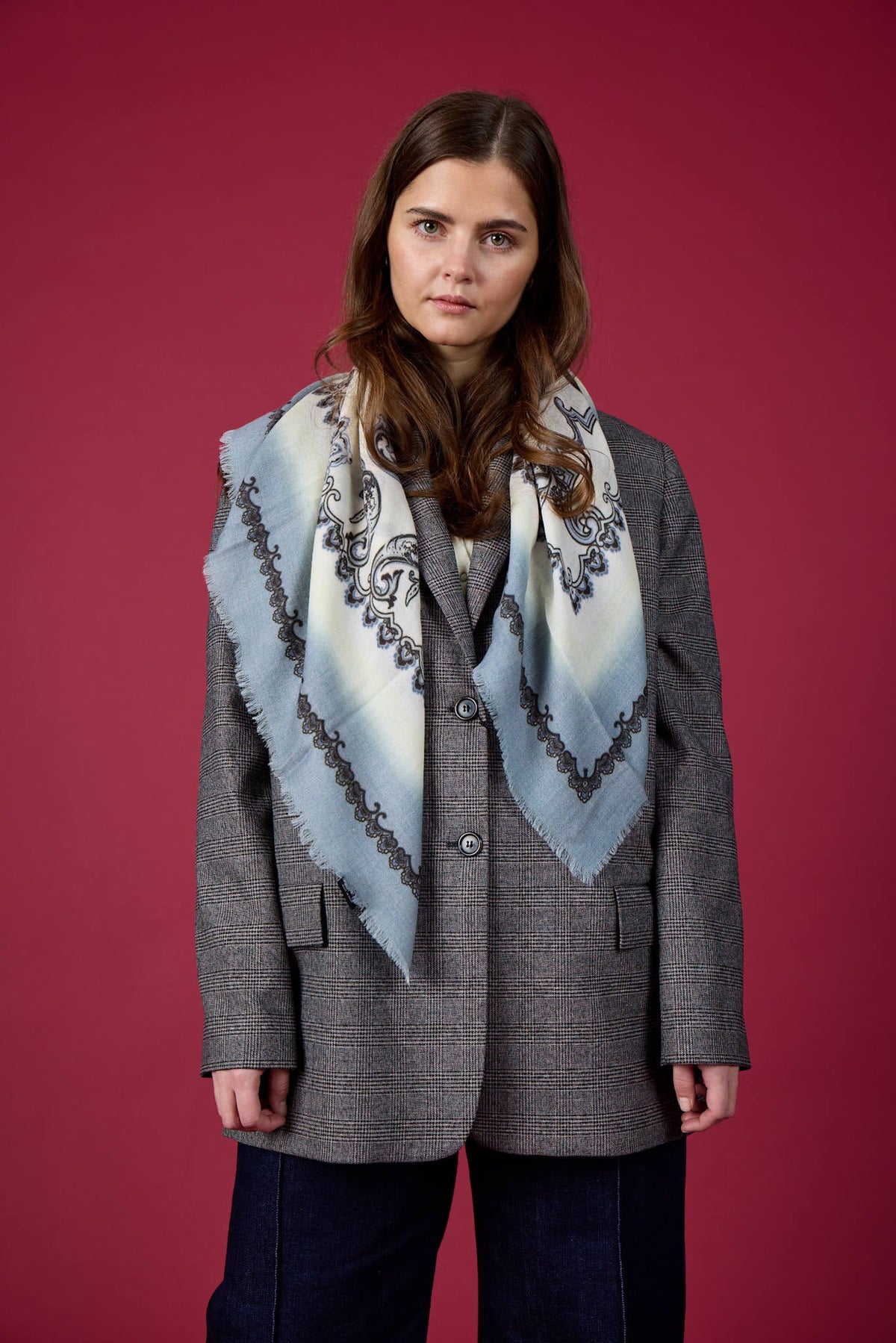 Royal Paisley tørklæde med rå ender.  Unisex. 100% uld. Lyseblå. Bella Ballou