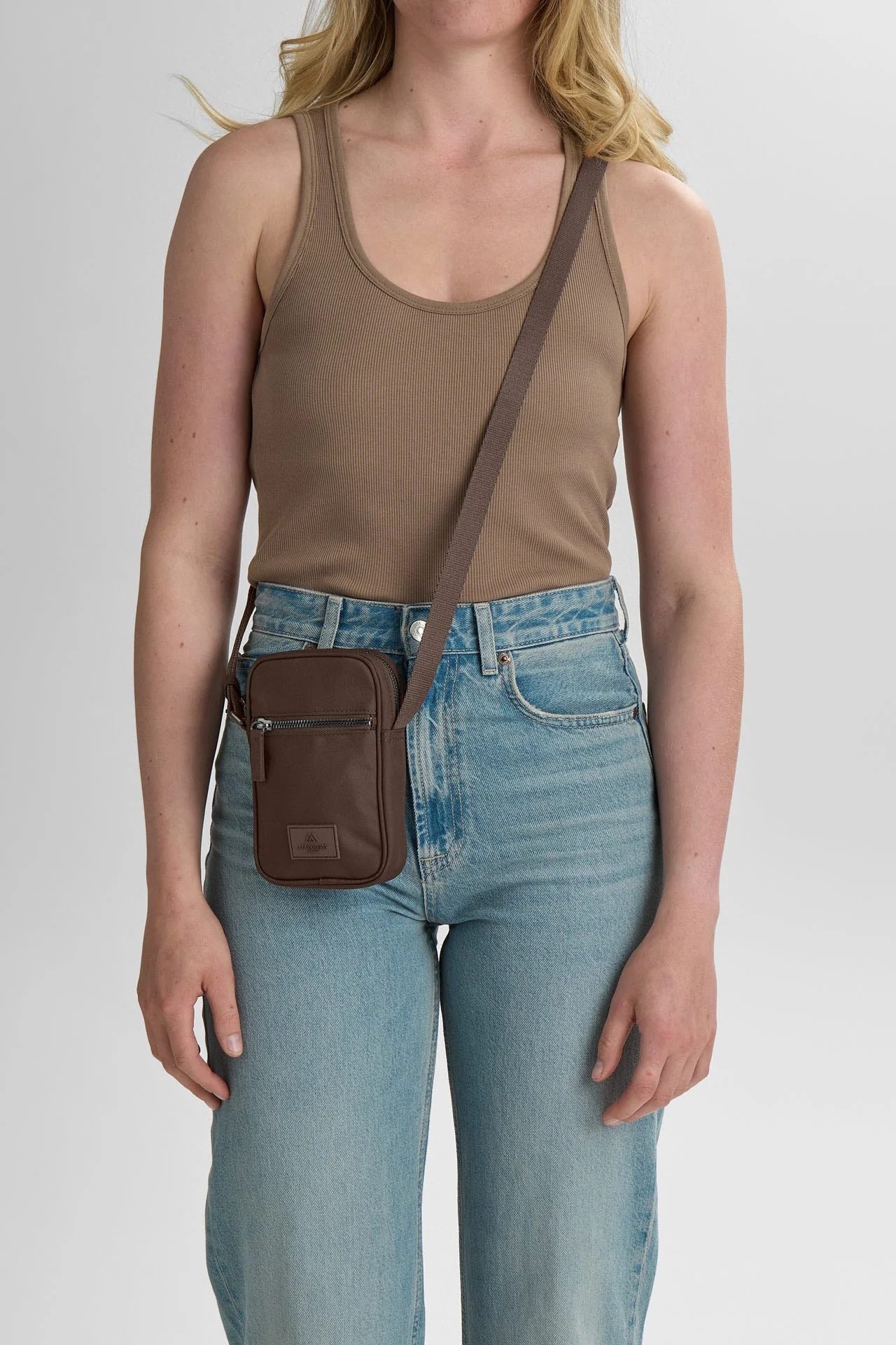 StateMBG Mini Crossbody Mobiltasker. Mørk brun. Recycled polyester. Unisex. Markberg