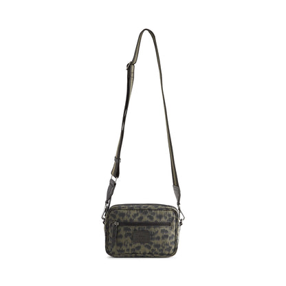 Crossbody vandafvisende taske i 100% recycled polyester. Olive med dyr prints. Markberg