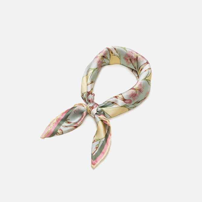 Pastel Nellike silketørklæde til kvinder. 100% silke. Grøn, gul og pink. Flora Danica Denmark