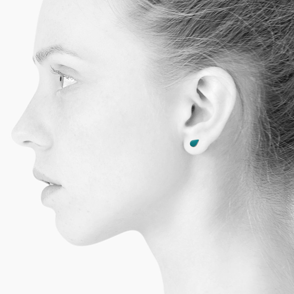 Spot ear studs. Tiny Drop. Silver. Aquamarine green. Scherning Copenhagen